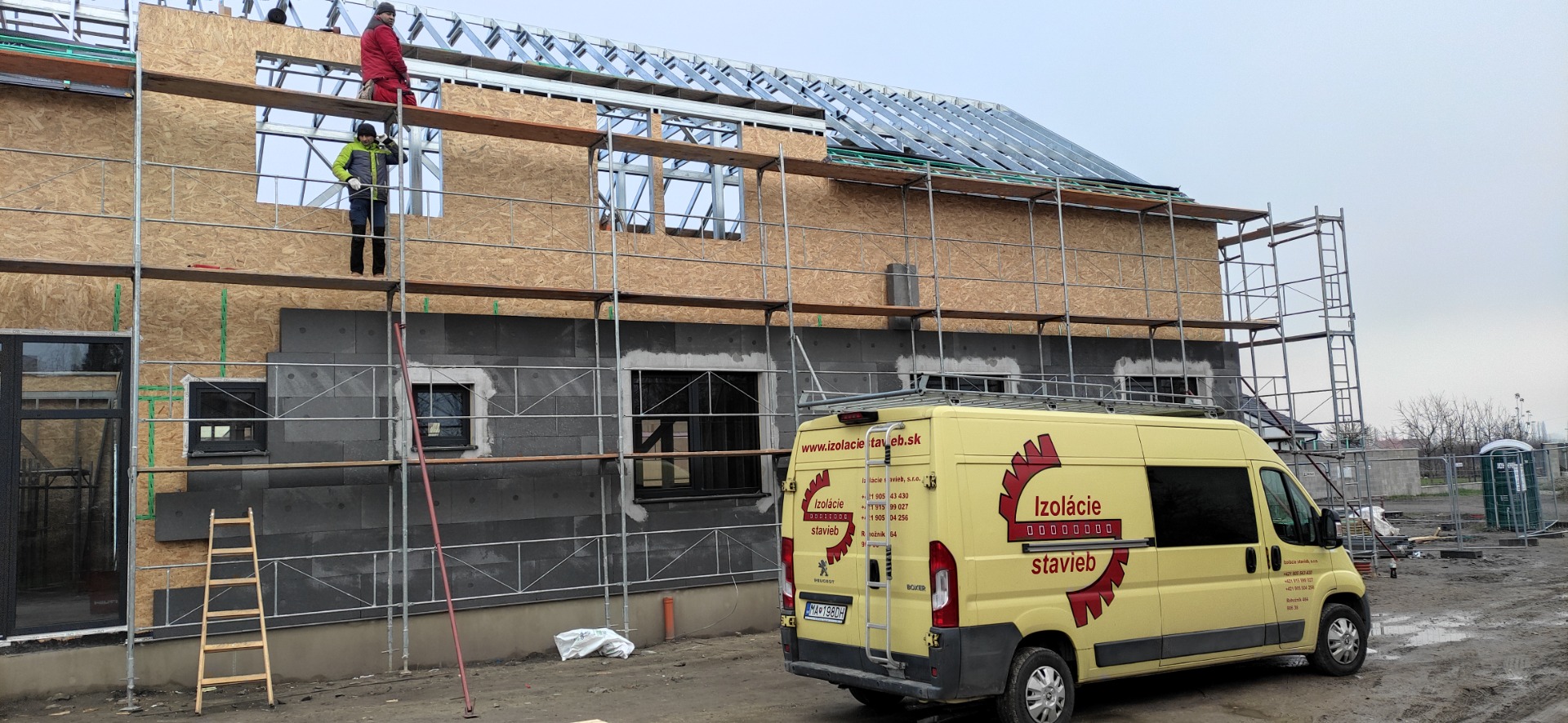 PROJEKCIA
Úvod
Dovoľujem si Vám aspoň stručne uviesť našu projekciu, ktorú zabespečuje naša renomovaná  projektová kancelária pod vedením Ing Macuška.

Sídlo projekcie je v Šamoríne s počtom vlastných pracovníkov cca 4. Naša projekcia vznikla z pracovníkov projekcie Nafta a.s.. Skladba našich pracovníkov má hlavne stavebné zameranie a všetky profesie prislúchajúce k stavbe /architektúra, statika, voda, kanalizácia, plyn, elektro, ústredné vykurovanie, požiarna ochrana, dopravné stavby, inžinierske stavby, rozpočet a vlastná kompletáž projektov. Od r. 2013 spracovávame aj energetické certifikáty budov.

Projektujeme na 100 % za pomoci výpočtovej techniky programom ALLPLAN a profesie projektujú programom CAD systémy. Jednotlivé programy sú transformovateľné aj do iných kresliacich programov. Statické výpočty zabezpečujeme programom Feat a prepracovanými novými verziami.

Okrem projektovej činnosti sa zaoberáme aj akciami komplexne, teda od zahájenia akcie do jej ukončenia /projektovanie, inžiniering aj realizácia stavieb, vrátane interiérov/. Zabezpečujeme aj stavebný dozor.

Úprava a návrh Projektov MODUL

macuska@macandpartners.sk

